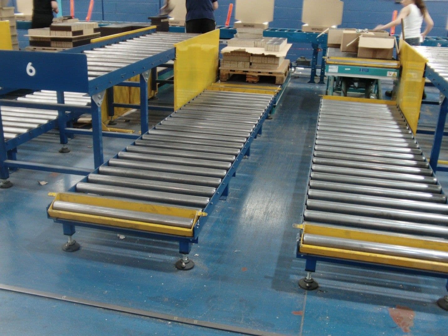 The Benefits of a Roller Conveyor System for High-Volume Manufacturing and Distribution